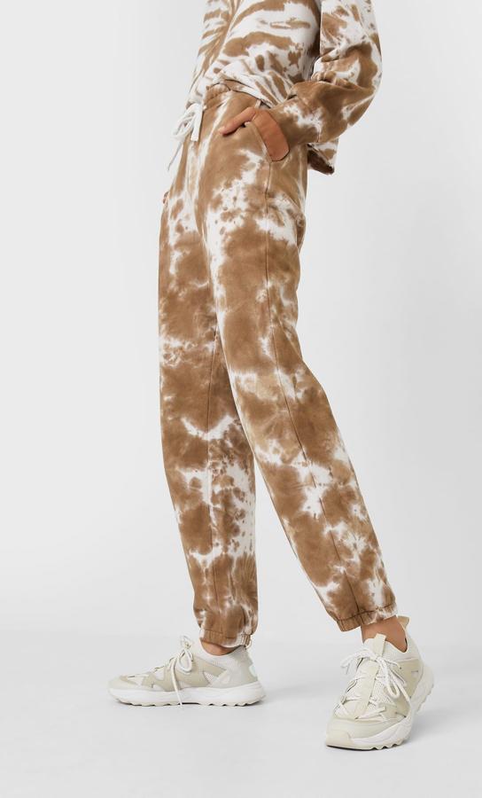 Pantalones jogger, de estampado tie dye en camel y blanco, de la nueva colección de Stradivarius. Su precio es de 19,99 euros.