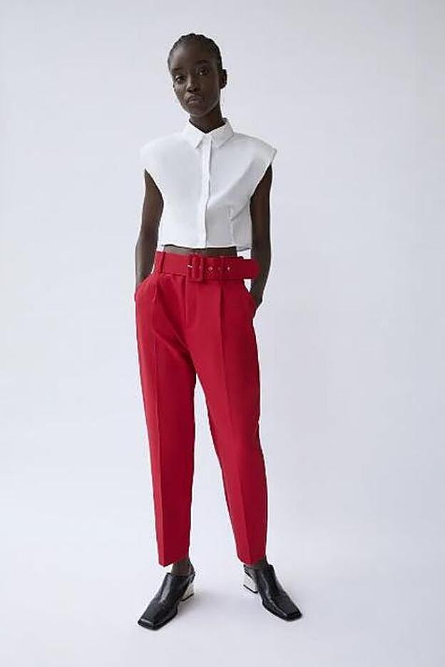 Los pantalones rojos de talle alto de Zara que ha llevado Eva González.