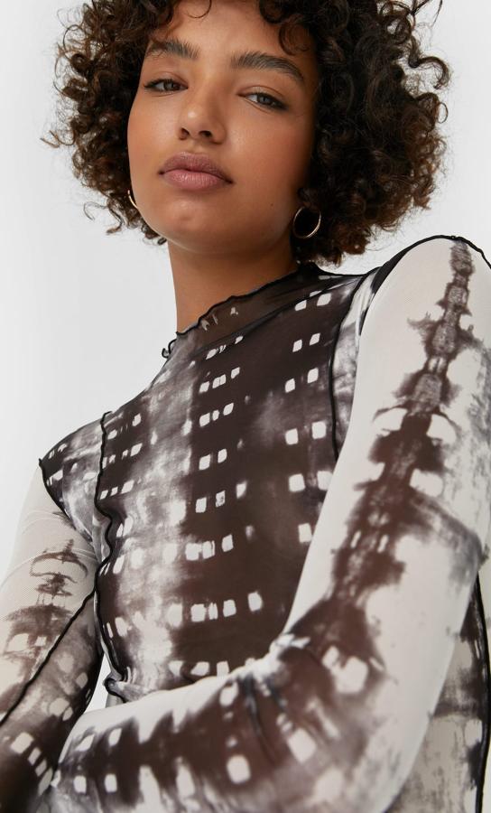 Camiseta de manga larga en tejido de tul y tonos grises, de la nueva colección de Stradivarius. Tiene un precio de 12,99 euros y también se hace en versión vestido.