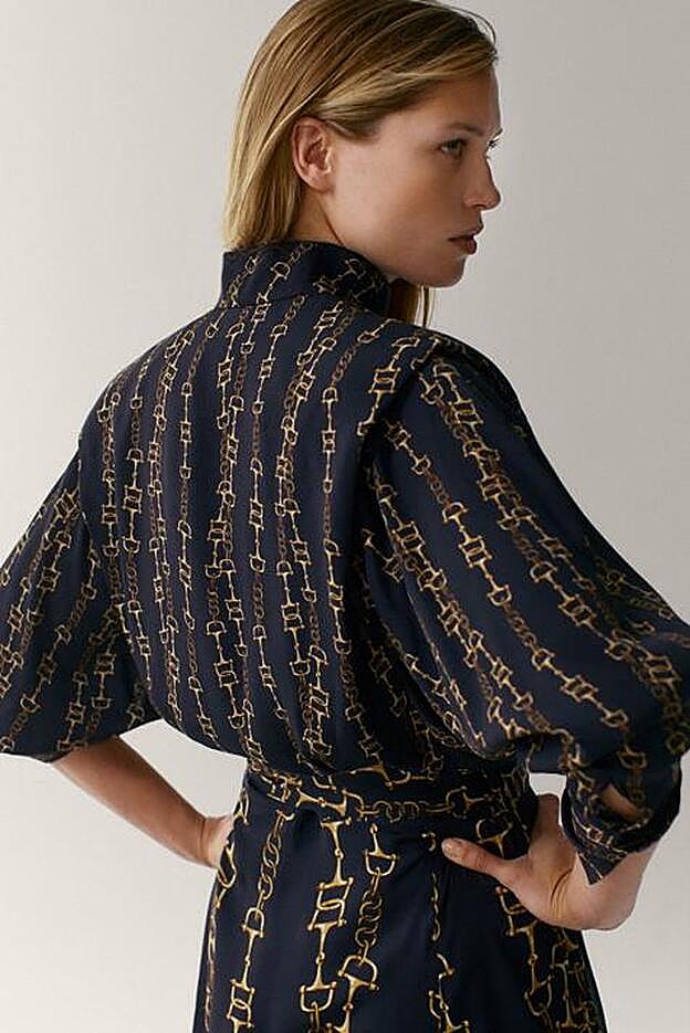 El vestido tiene varios detalles de tendencia, no solo el estampado, también las hombreras y los pliegues laterales del cuerpo.