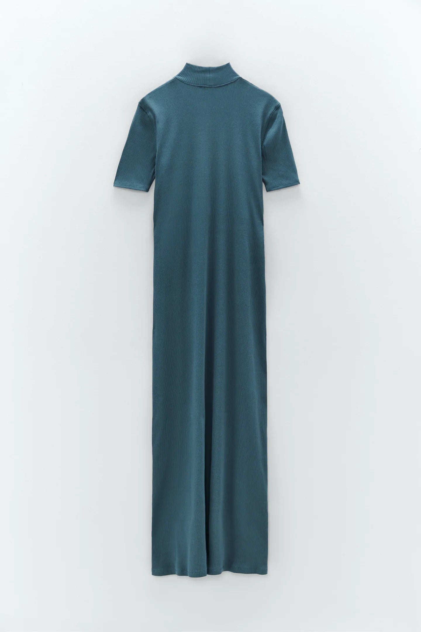 Vestido ajustado de punto con cuello subido, manga corta y abertura en la parte delantera para presumir de piernas. La versión más cómoda y sexy de la lista. Disponible en tres colores diferentes. (7,99 euros).