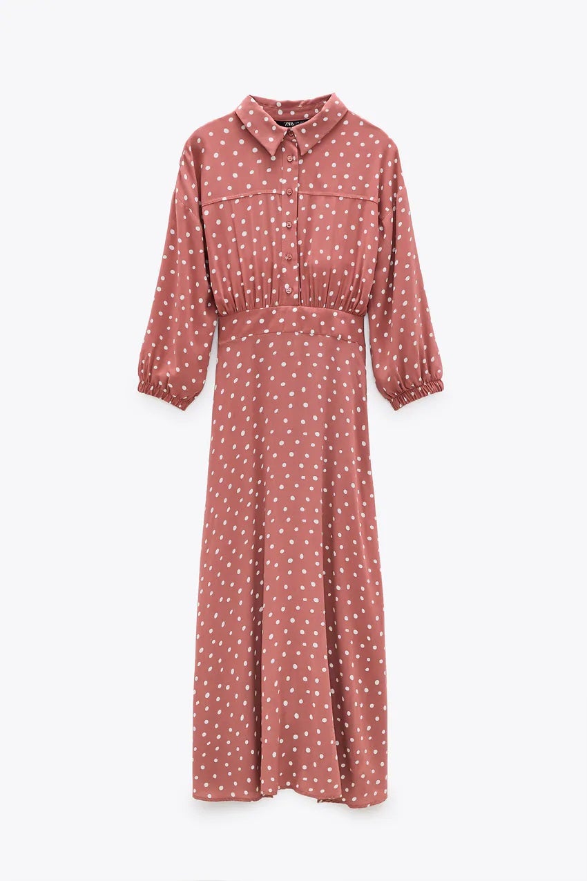 Aún nos preguntamos cómo sigue disponible en Zara este diseño camisero de corte midi con estampado de lunares y color rosa empolvado. (19,99 euros).