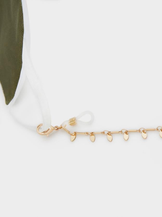 En Parfois también podemos encontrar una cadena para acomodarnos la mascarilla, en esta ocasión con tonos dorados y abalorios que tiene un precio 6,99 euros.