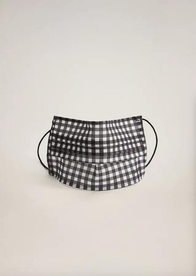 Estampado de cuadros negros para este pack de dos mascarillas homologadas reutilizables de Mango que permiten 5 lavados y cuestan 9,99 euros.