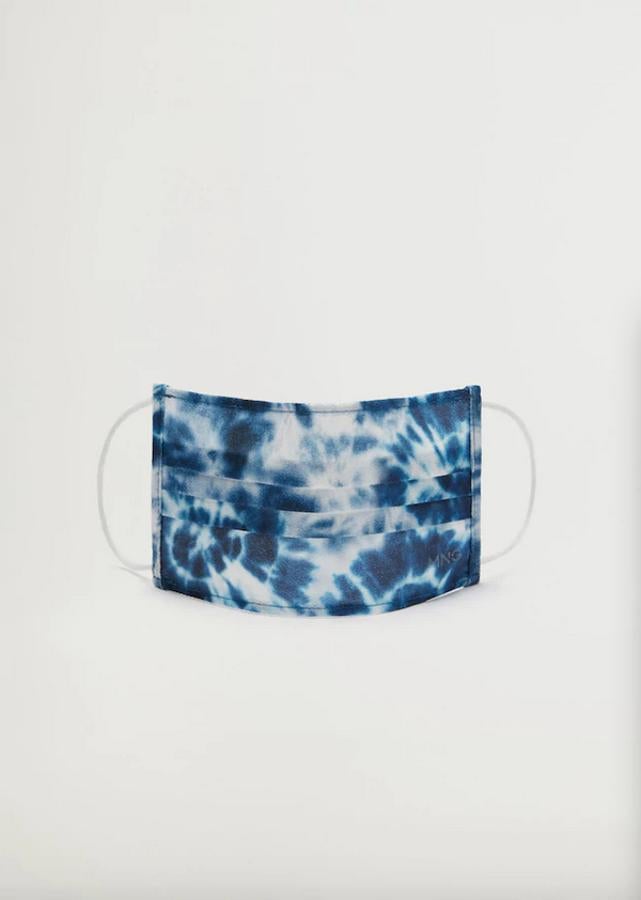 Estampado tie dye en azul porcelana para este pack de dos mascarillas de Mango que podemos lavar cinco veces y están homologadas. Cuestan 9,99 euros.