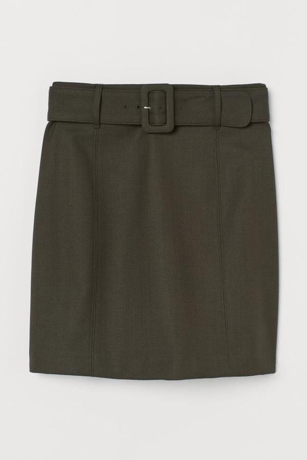 En tejido con textura, esta falda corta de talle alto con cinturón extraíble en verde caqui tenía un precio de 24,99 euros y ahora podemos encontrarla por 7,99 euros y está disponible únicamente en la talla 42.