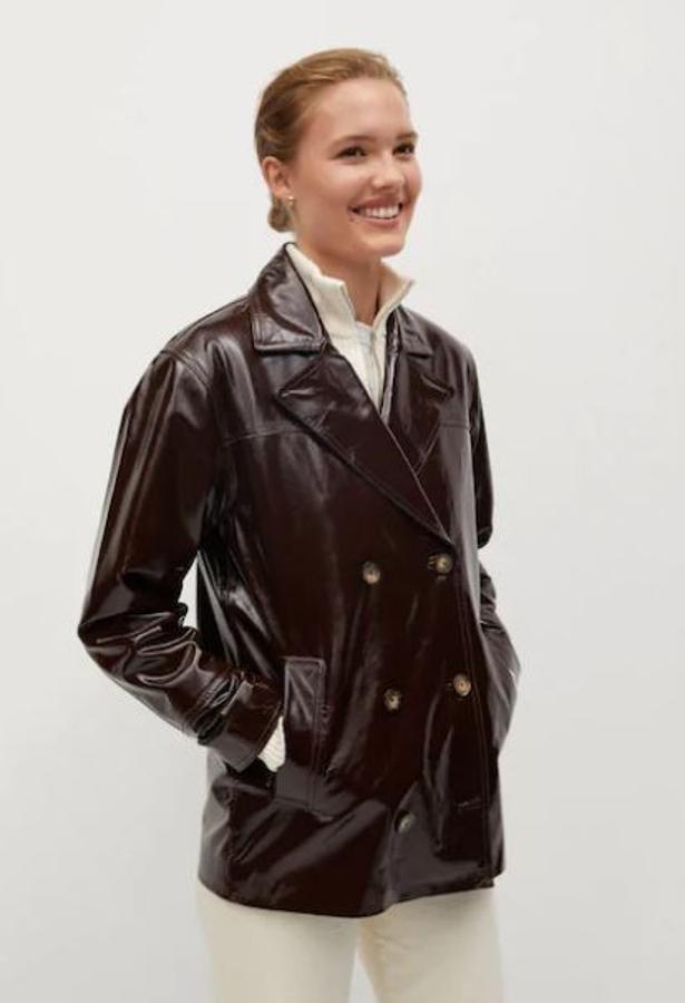 En Mango tienen una blazer muy parecida a la de Alexandra Pereira, ¡hasta en el mismo tono! Es cruzada, de efecto brillante y cuesta 199 euros.