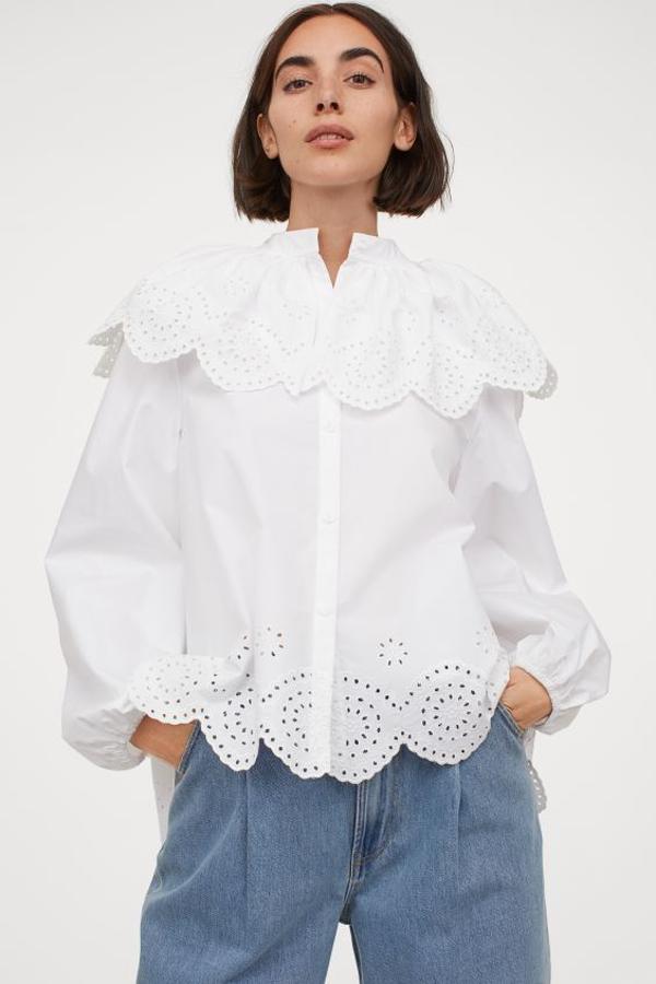 Blusa blanca con bordado inglés, de H&M (49,99 euros).
