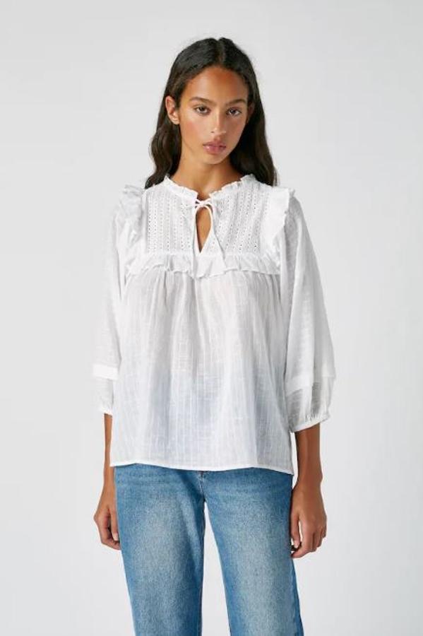 Blusa blanca con volantes y media manga, de Pull&Bear (22,99 euros).
