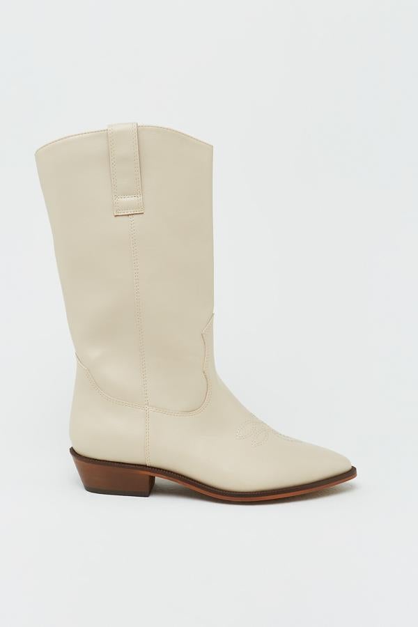 Botas cowboy de caña media en color blanco, de Sfera (39,99 euros).