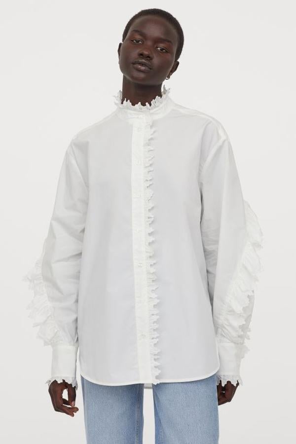 Camisa blanca oversized con volantes, de H&M (39,99 euros).