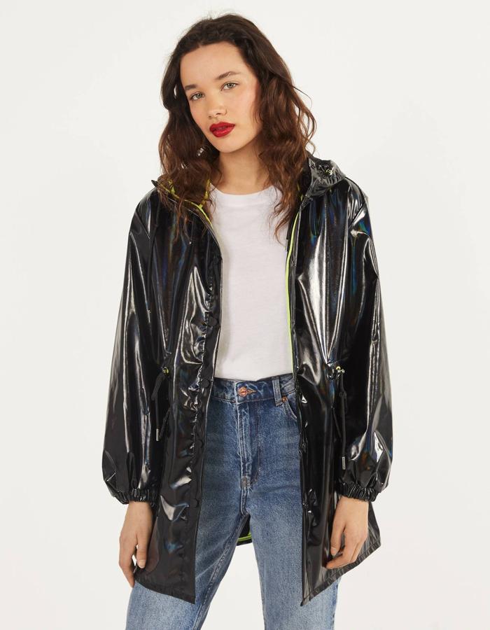 Impermeable de vinilo con puños elásticos, de Bershka (45,99 €).
