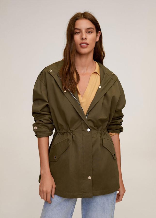 Impermeable con cintura fruncida, de Mango (59,99 €).