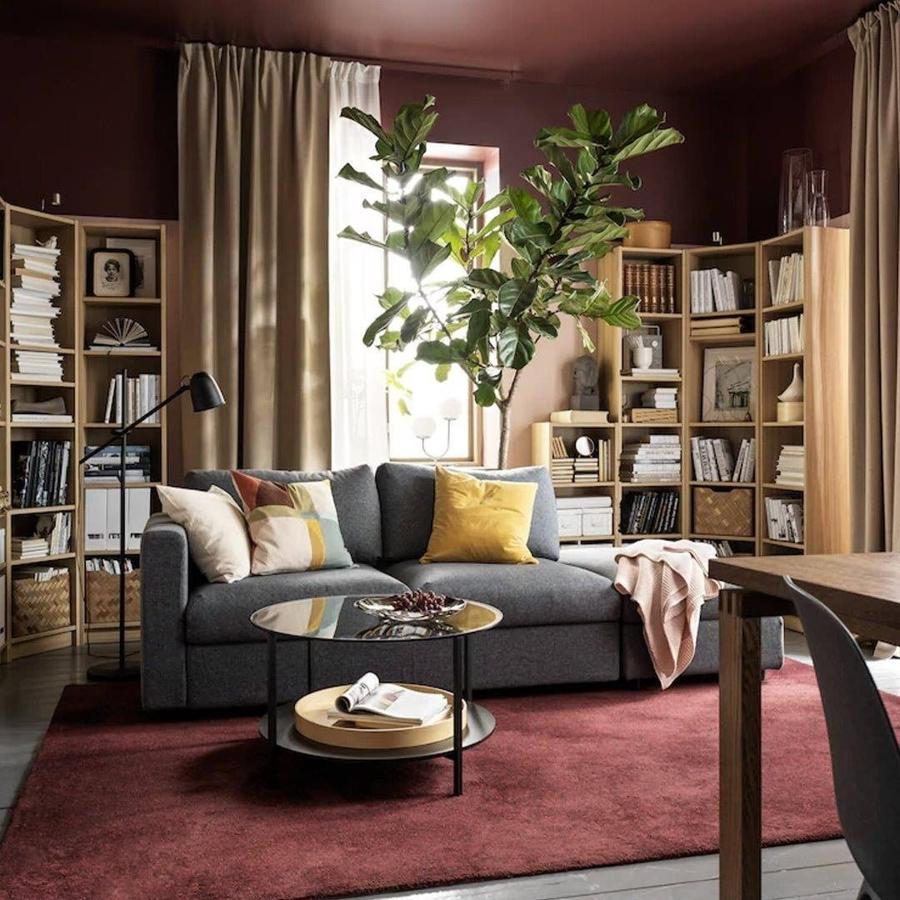 ¿No te puedes imaginar una tarde de relax, buen cine o mejor lectura recostada en este sofá, arropada con tu mantita de lana rosa? Es de IKEA, y nos encanta.