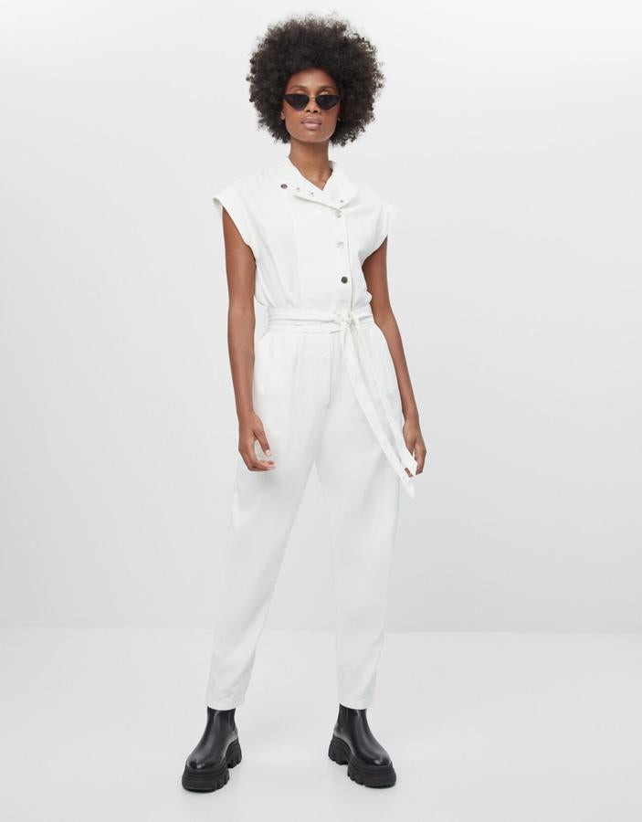 El blanco es otro de los tonos que se ven mucho para el mono vaquero en las nuevas colecciones. Este de Bershka es sin mangas y con automáticos que se cierran cruzando la solapa, que puedes llevar suelta o abrochada (35,99 euros).