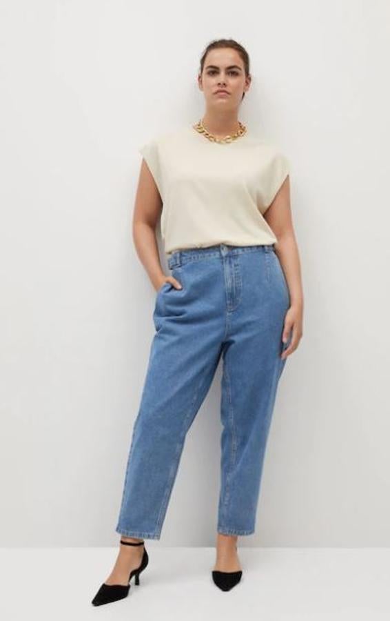 Los vaqueros slouchy de Violeta llevan menos volumen en la tripa y unas cintas laterales para marcar la cintura. También se hace de la 42 a la 54 pero esta última está agotada, de momento (39,99 euros).