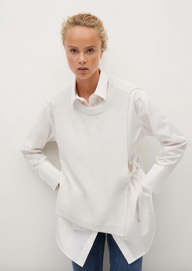 Diseño recto con cuello redondo y aberturas laterales con cierre de lazos ajustables para este chaleco de Mango en color blanco que cuesta 25,99 euros y está disponible entre las tallas XS y L.
