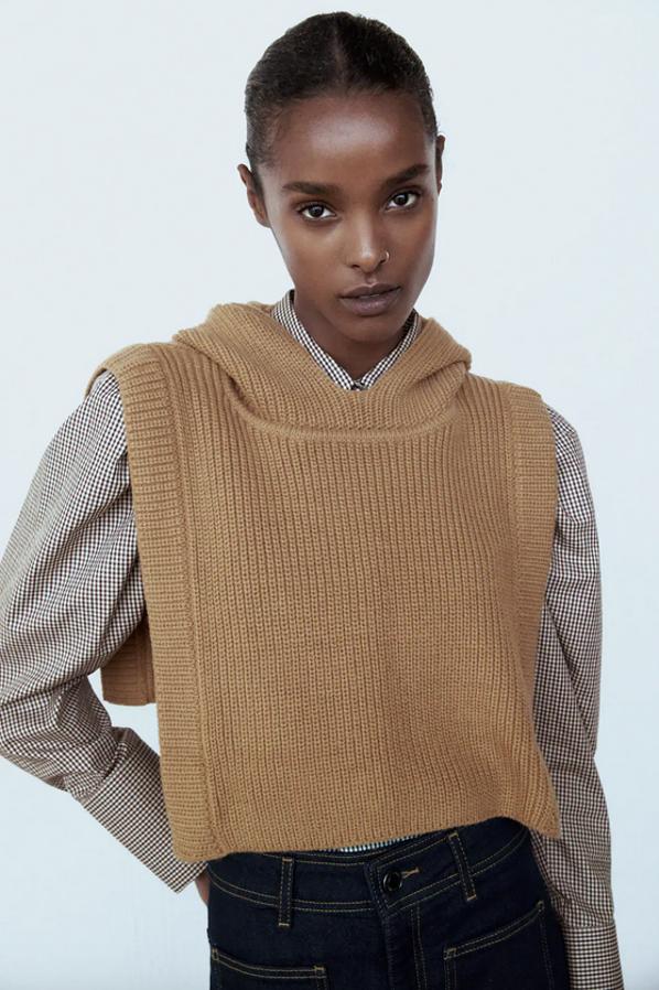 Confeccionado con tejido en mezcla de lana, este chaleco de Zara viene con cuello subido con capucha y manga sisa con aberturas laterales. Tiene un precio de 19,95 euros y está disponible en las tallas S, M y L.
