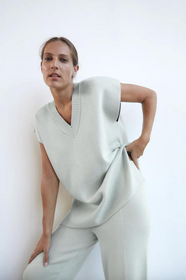 Bajo con aberturas laterales y escote de pico para este chaleco de Zara en color menta de diseño amplio. Cuesta 29,95 euros y está disponible en las tallas S, M y L.
