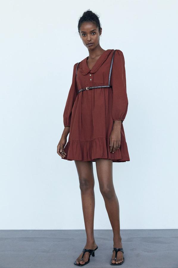 Confeccionado con algodón orgánico, este vestido mini de Zara con escote de pico con solapa, mangas largas y bajo acabado con volante, tiene un precio de 25,95 euros y está disponible entre las tallas XS y XL.