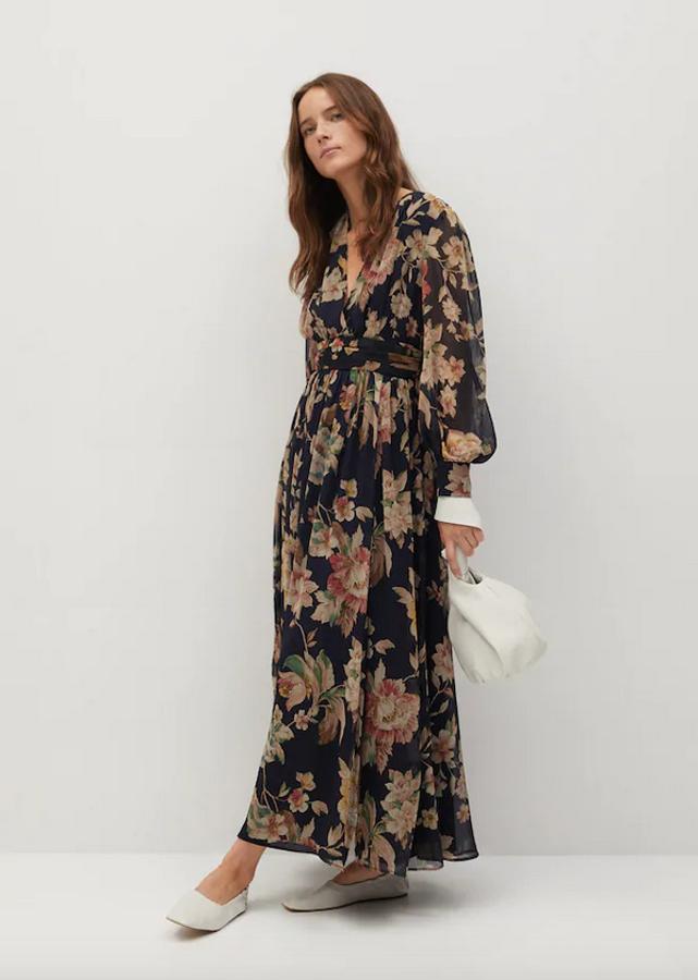 Estampado de flores en tonos beige y rosas en poliéster reciclado para este vestido largo de Mango de diseño acampanado, escote de pico y manga larga abullonada con puños abotonados. Tiene un precio de 69,99 euros y está disponible en las tallas XS, S y M.