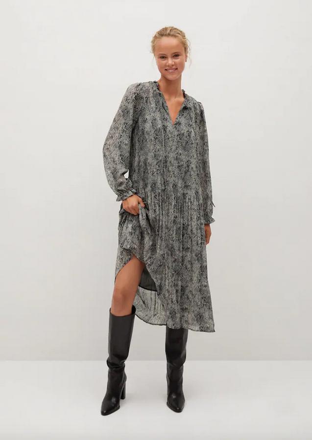 Estampado animal en tonos negros y grises para este vestido de Mango confeccionado en mezcla de poliéster reciclado, con diseño midi acampanado, cuello fruncido y volantes en la falda. Cuesta 39,99 euros y está disponible entre las tallas XS y XL.