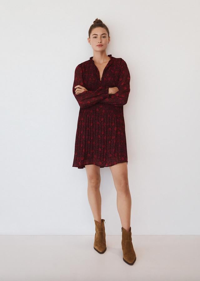 Entre las propuestas sostenibles de Mango es este bonito vestido corto de estampado floral rojo sobre fondo negro. Confeccionado en mezcla de poliéster reciclado y tejido plisado, este vestido viene con cuello fruncido, cierre de lazo en el cuello y manga larga con puños abotonados con diseño acampanado. Cuesta 39,99 euros y está disponible entre las tallas XS y XL.