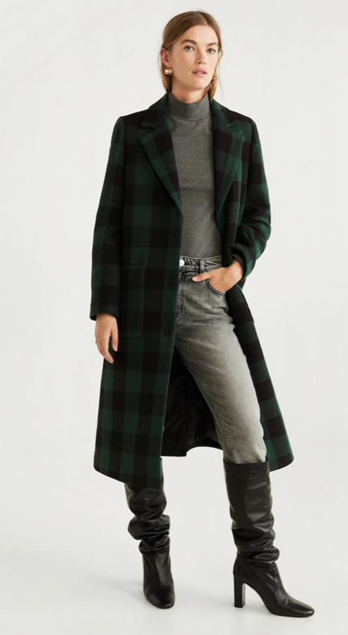 Abrigo clásico de cuadros en negro y verde, con corte recto, de Mango Outlet (59,99 euros).