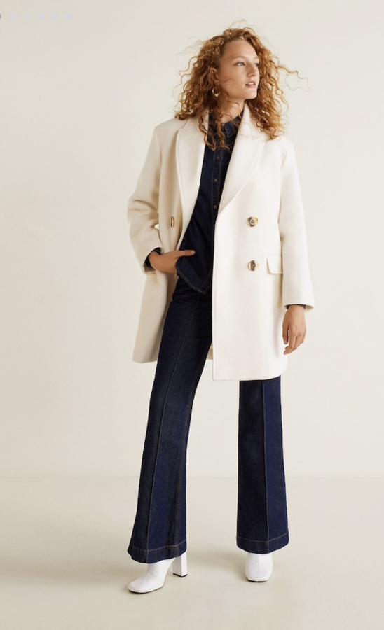 Si no te ves con los abrigos tan formales y prefieres apostar por uno tipo chaquetón, también lo tienes. Y en color blanco, que este invierno vuelve a triunfar en las prendas para el frío para poner luz a los días más grises. Lo puedes encontrar en Mango Outlet (49,99 euros).