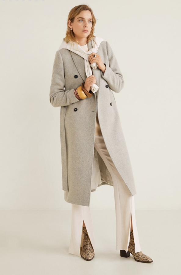 Igual lo puedes llevar como un abrigo de corte masculino normal que como un abrigo con cinturón. Es la prenda de invierno multiusos perfecta porque además tiene un color que te pega con todo y combina con looks de día o de noche. Es de Mango Outlet (79,99 euros).