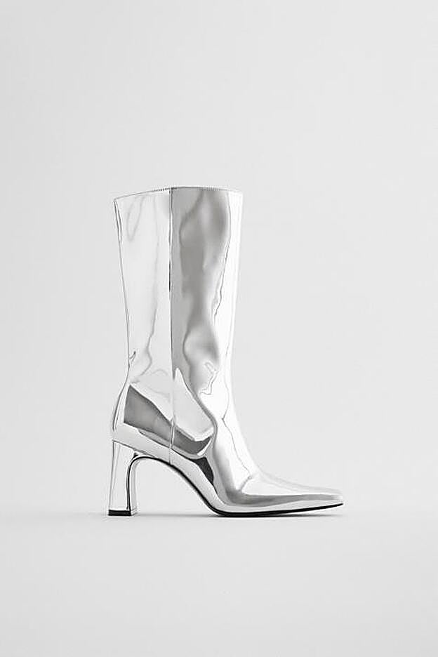 Botas metalizadas, de Zara (69,95 €).