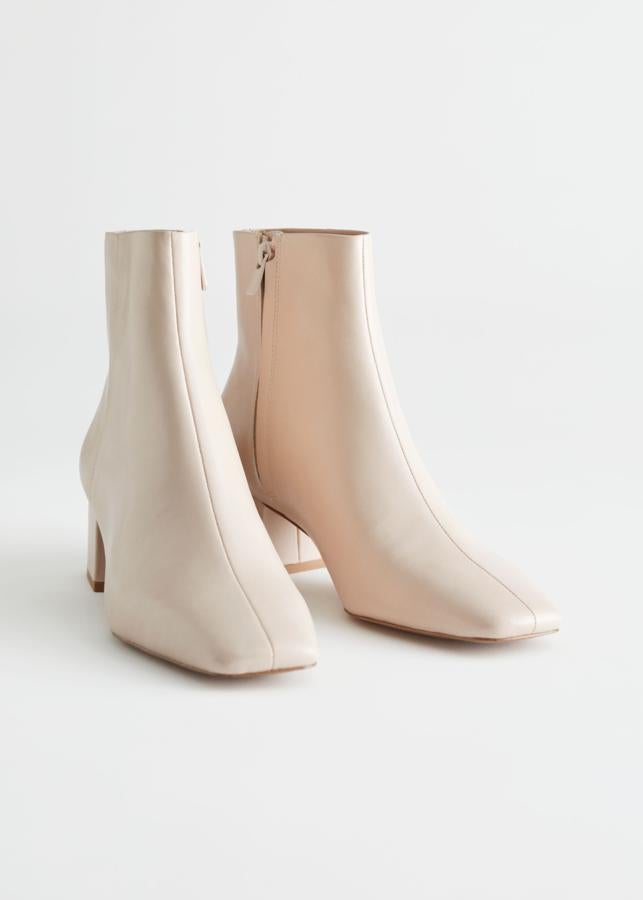 Blancos y de punta cuadrada, estos botines son de & Other Stories y confirman que este es uno de los  colores estrella del calzado para este otoño . Cuestan 129 euros.