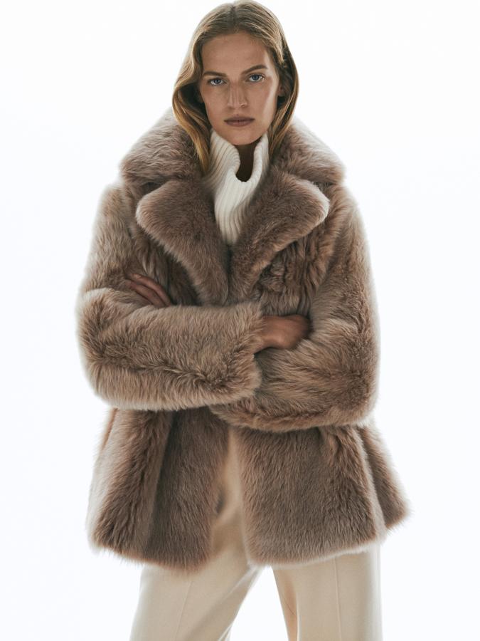 Chaquetón de pelo con solapas, de la colección de edición limitada de Massimo Dutti (999 euros).