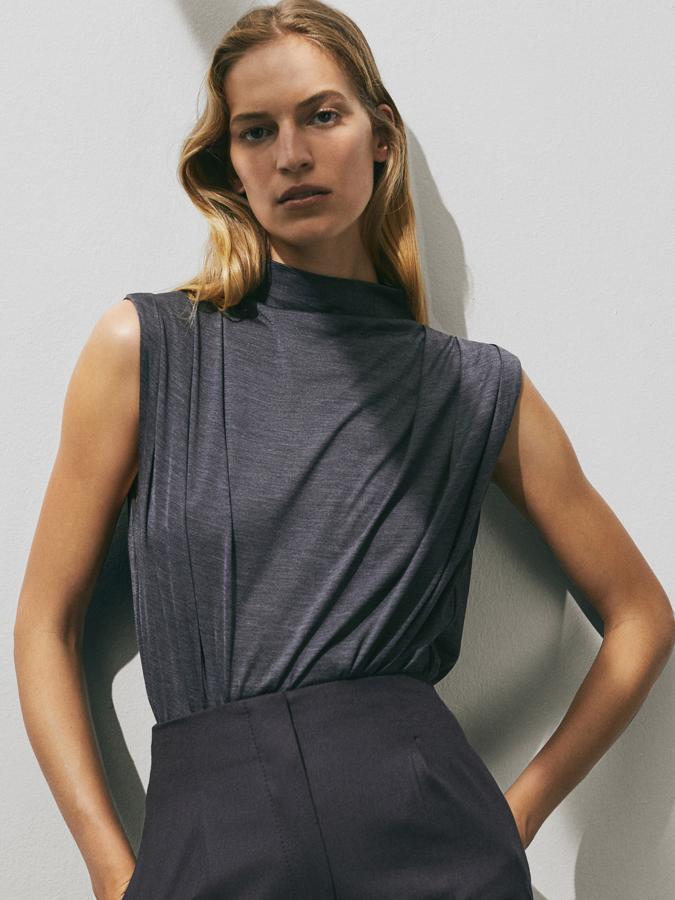 Body de seda con pliegues delanteros y espalda al aire, de la colección de edición limitada de Massimo Dutti (59,95 euros).