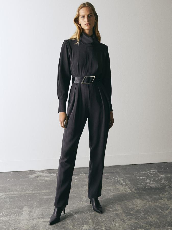 Mono de lana con manga larga y detalle de pliegues frontales, de la colección de edición limitada de Massimo Dutti (199 euros).