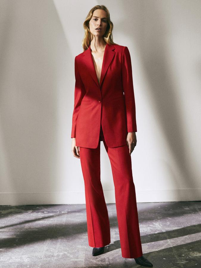 Traje de chaqueta rojo, de pantalón recto (89,95 euros) y cahqueta larga con un solo botón (169 euros), ambas prendas de lana 100% de la colección de edición limitada de Massimo Dutti.