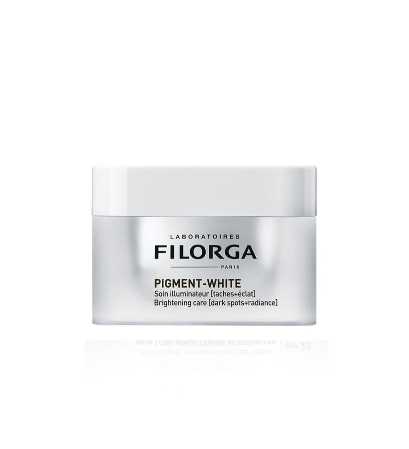 Contiene minerales para atenuar las manchas, hexilresorcinol aclarador para corregirlas y un polifenol antioxidante para limitar su reaparición. La vitamina C alisadora y estimulante, combinada con un polisacárido hidratante para iluminar la piel; un péptido antiglicación elimina los tonos amarillos y la vitamina B3 de efecto calmante reduce las rojeces.  Crema Unificadora Iluminadora de Filorga  (62 €).