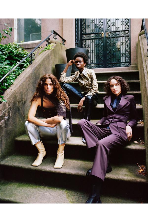 Otro buen puñado de looks de inspiración setentera de la nueva colección de Zara: los pantalones metalizados y los de efecto piel en negro (29.95 euros cada uno), el traje berenjena (49.95 euros la blazer y 29.95 euros los pantalones), el 'twin set' (19.95 euros el top y 39.95 euros el cárdigan) y la blusa efecto piel con print de serpiente (29.95 euros).