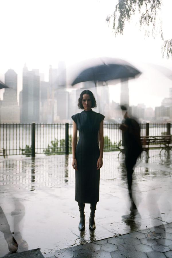 Este vestido negro midi de silueta lápiz es un básico atemporal de fondo de armario que no puede faltar en tus looks de otoño. El detalle de las hombreras y el cuello Perkins marcan la diferencia. Es de Edición Limitada y cuesta 49.95 euros.