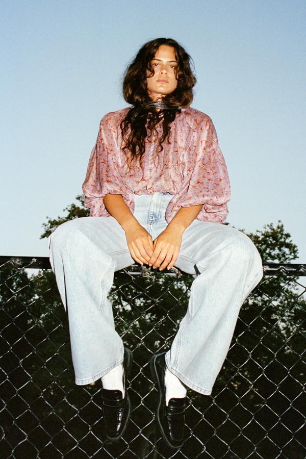 Tus vaqueros favoritos (estos están rebajados a 15.99 euros) se elevan en un look de 10 con una blusa tan romántica y especial como esta estampada con mangas puffy de la nueva colección de Zara (29.95 euros).