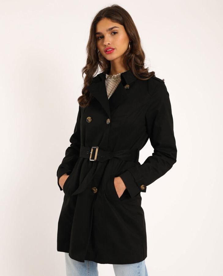 En color negro y con cinturón incorporado, de Pimkie (29,99 euros).