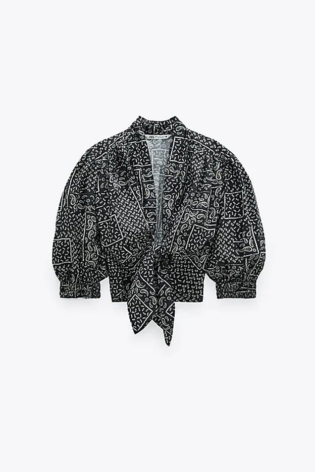 La blusa anudada en formato crop top que lleva Laura Matamoros.