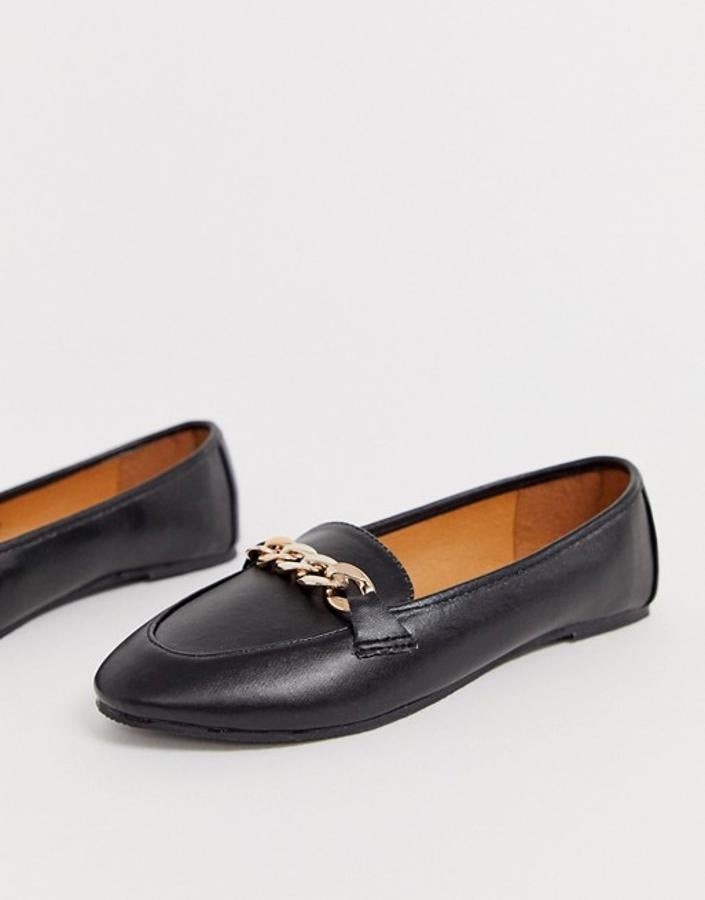 Con puntera redondeada y en color negro, estos mocasines son de Raid y vienen con cadena en tonos dorados. Podemos encontrarlos en Asos por 23,99 euros en los números 36 y 38.