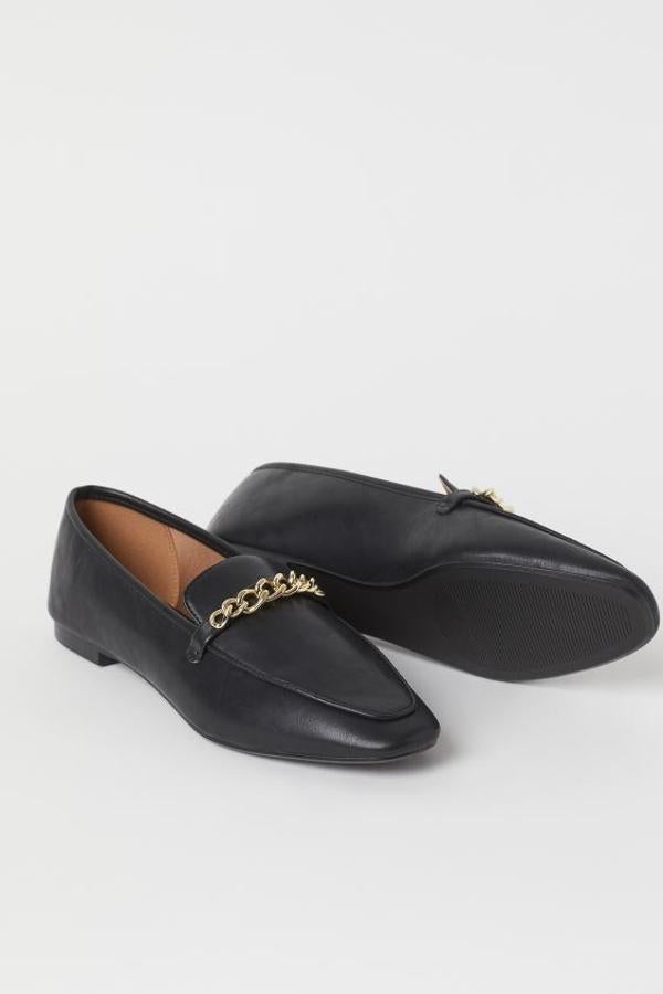 De piel sintética, con cadena de metal decorativa de eslabones mini, estos mocasines de H&M vienen con forro en satén de poliéster reciclado y cuestan 19,99 euros. Están disponibles entre los números 35 y 42.