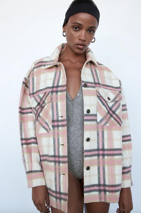 Confeccionada con tejido en mezcla de lana, esta sobrecamisa de Zara viene con cuello solapa y bolsillos delanteros de plastrón en el pecho y bolsillos de vivo en la cintura. En tonos beige, rosas y blancos, tiene un precio de 39,95 euros y está disponible entre las tallas XS y XXL.