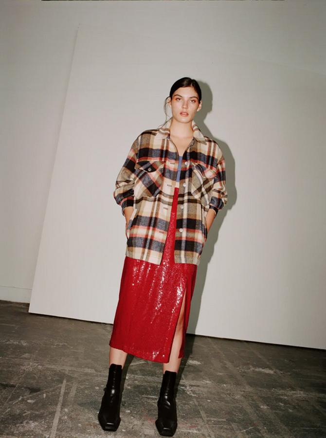 Cuello solapa y mangas largas para esta sobrecamisa de cuadros de Zara con bolsillos delanteros con solapa y cierre frontal con botones metálicos. Confeccionada en poliéster reciclado, tiene un precio de 39,95 euros y está disponible entre las tallas XS y XXL.