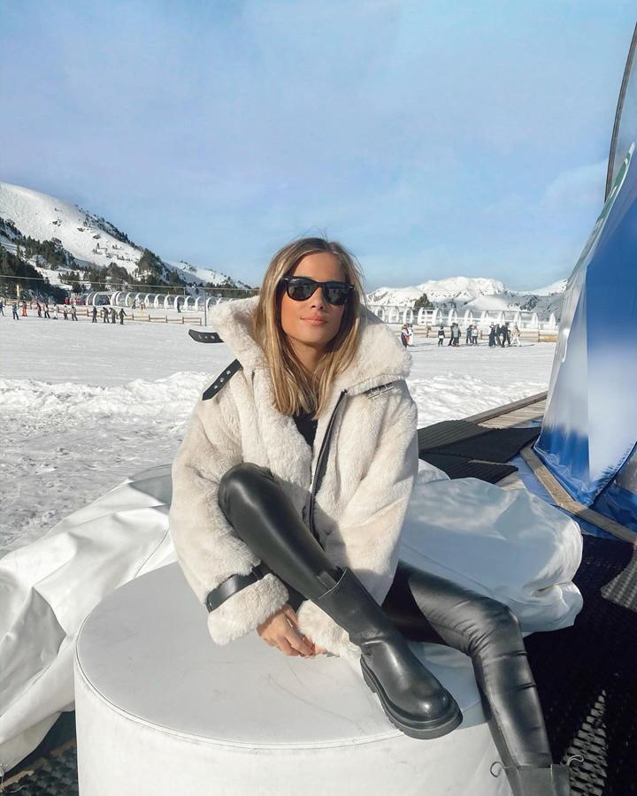 La influencer ya delantó la tendencia de las botas moteras con suela track el pasado año y lo hizo con un look muy invernal que tenía como protagonista un abrigo de pelo y unos pitillo de efecto piel.
