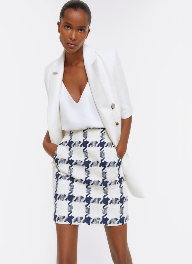 Falda tubo de algodón con bolsillos y estampado de pata de gallo, de Uterqüe (79 €).