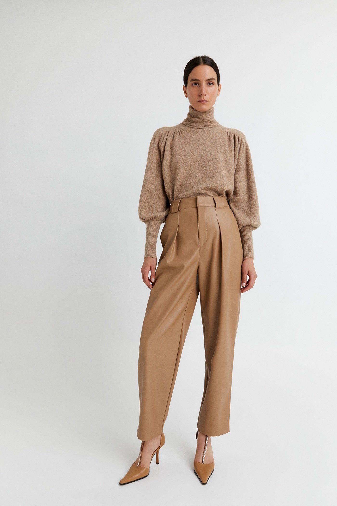 Jersey de cuello con mangas abullonadas en color beige, uno de los tonos tendencia de la temporada. (23,99 euros).