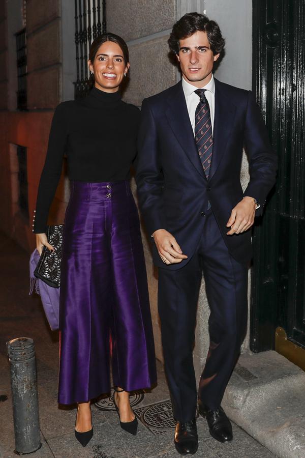 Una de sus mejores elecciones para la noche: pantalones satinados morados de Uterqüe, con detalle de botones joya, y un jersey de cuello cisne en negro, del mismo color que los zapatos de tacón. Un chal en otro tono de morado y un clutch de brillos fueron sus accesorios para esa noche.